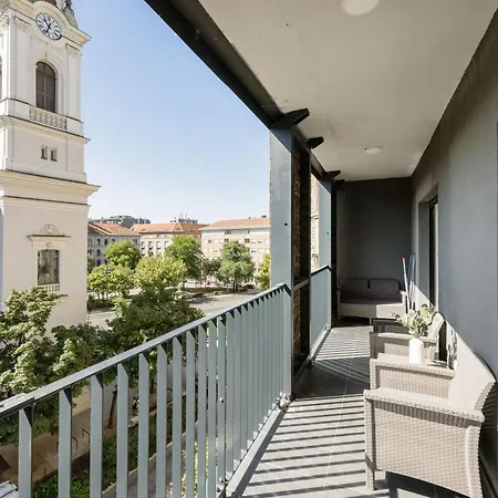 Chic & Comfort With Balcony *