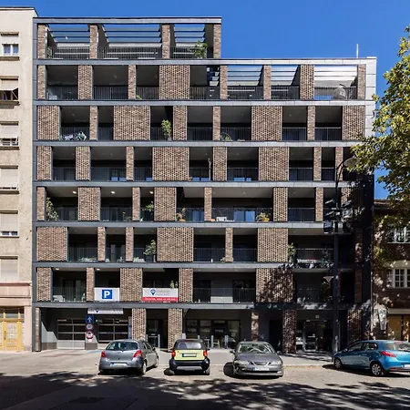 Apartment Chic & Comfort With Balcony