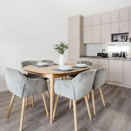 Apartment Chic & Comfort With Balcony