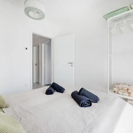 Chic & Comfort With Balcony