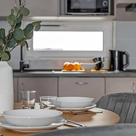 Chic & Comfort With Balcony