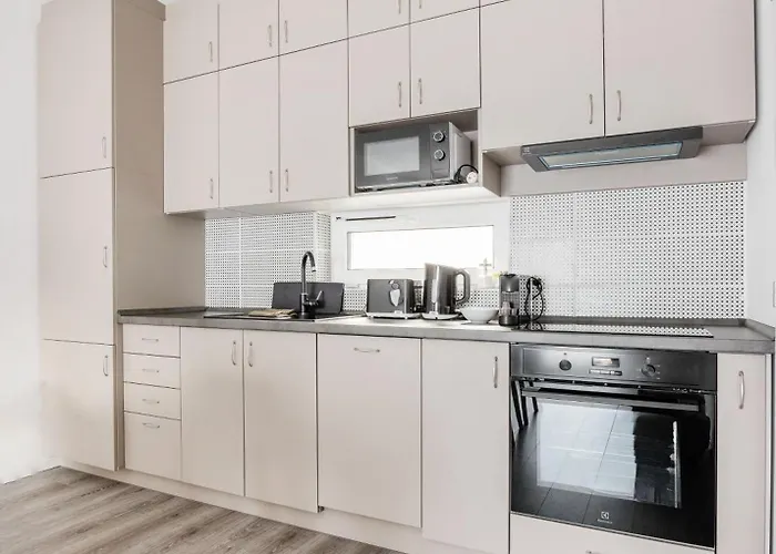 Chic & Comfort With Balcony Apartman