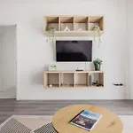 Chic & Comfort With Balcony דירה