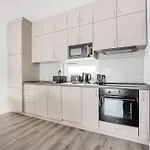Chic & Comfort With Balcony דירה