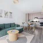 Chic & Comfort With Balcony דירה *