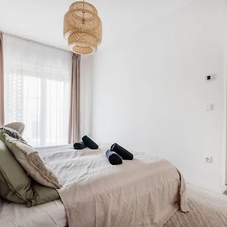 Chic & Comfort With Balcony דירה *